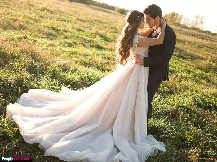 Joy anna duggar wedding dress